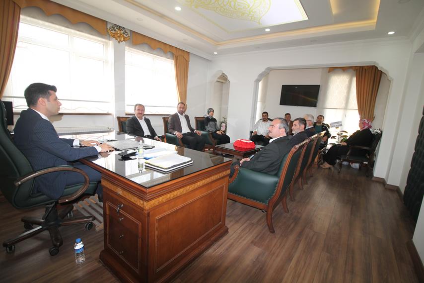 Ak Parti İlçe Yönetim Kurulu Kaymakamımız Sayın Murat KARNAP'ı Makamında Ziyaret Etti.