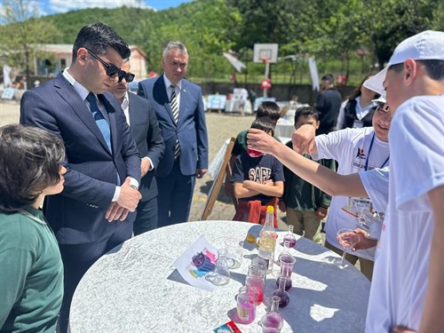 Kaymakamımız Sayın Murat KARNAP, TÜBİTAK 4006 Bilim Fuarı’nı Ziyaret Etti